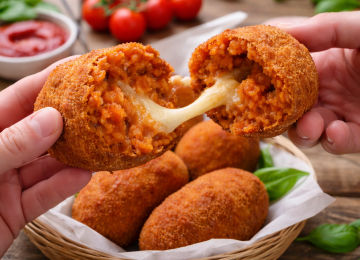 Frittierte Supplì mit Mozzarella Dehnung